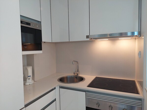 Kühlschrank, Mikrowelle, Ofen, Herdplatte