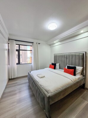 1 bedroom, iron/ironing board, WiFi, bed sheets - 5 mins to Nairobi CBD! Luxurious One Bedroom Apt, Kilimani, Easily Accessible! (Nairobi)