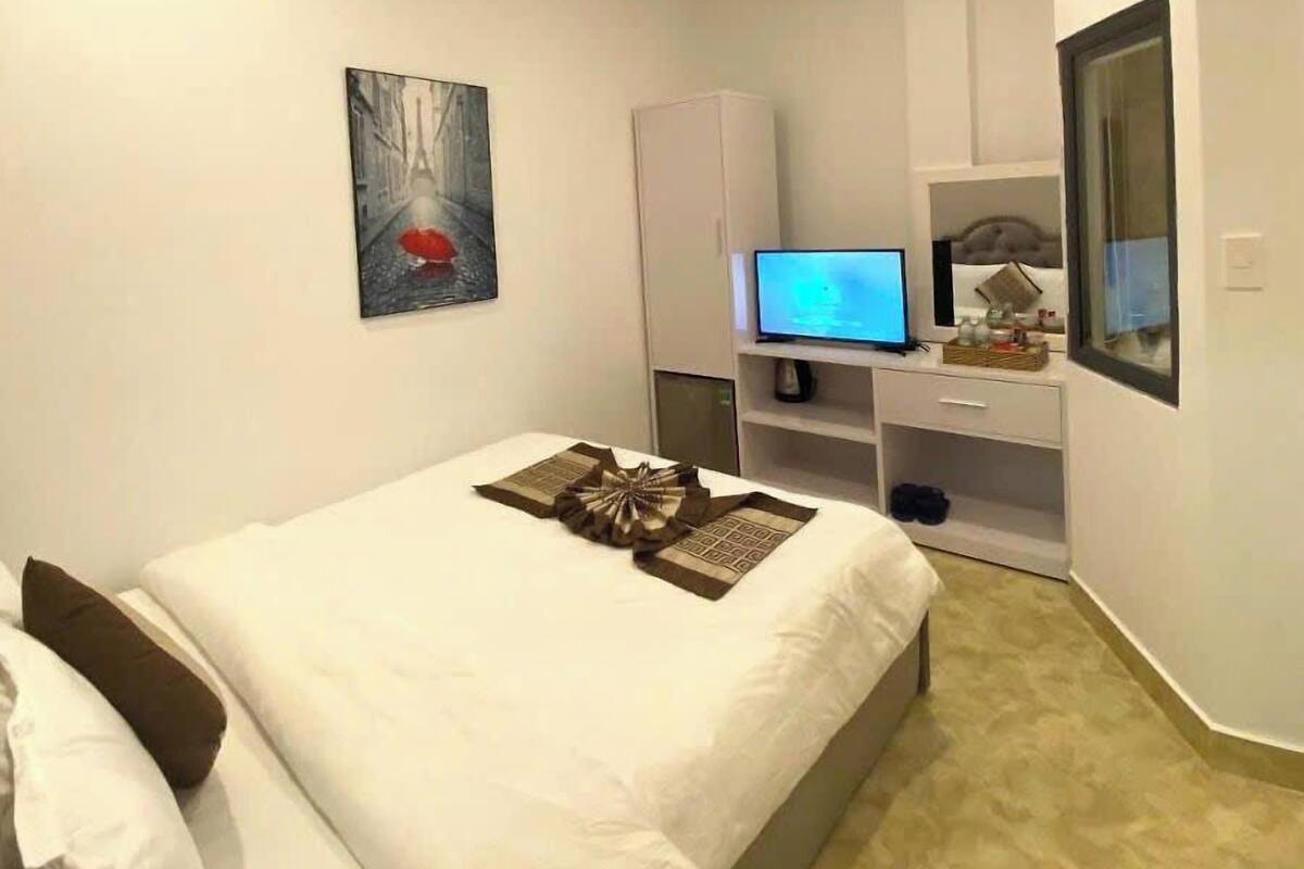 Basic Double Room | Living area | TV