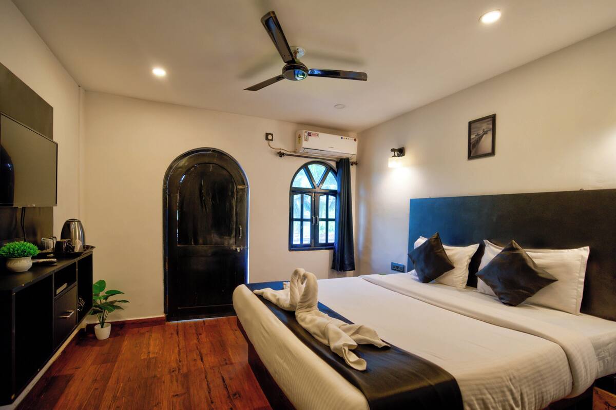 Double Room, Balcony, Mountain View | Pillowtop beds, blackout drapes, soundproofing, iron/ironing board