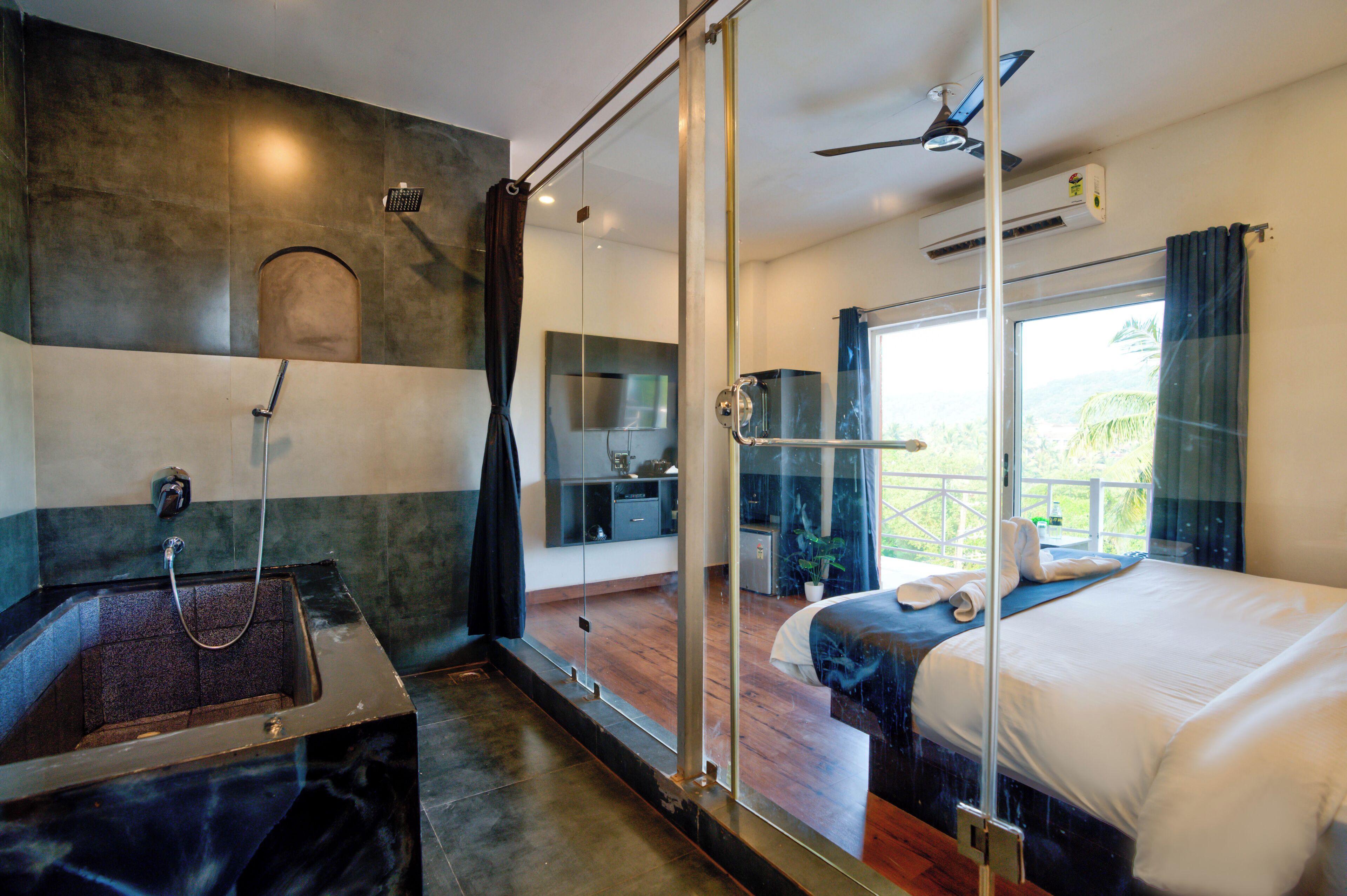 Deluxe Double Room | Bathroom | Hair dryer, towels