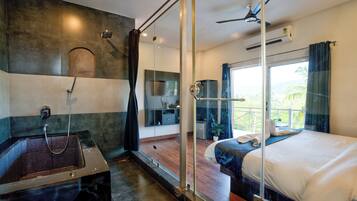 Deluxe Double Room | Bathroom | Hair dryer, towels