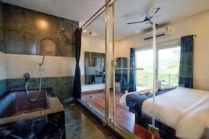 Chambre Deluxe double | Salle de bain | Séchoir à cheveux, serviettes fournies
