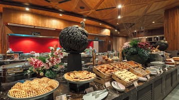 Se ofrece un desayuno bufé (800 THB por persona)