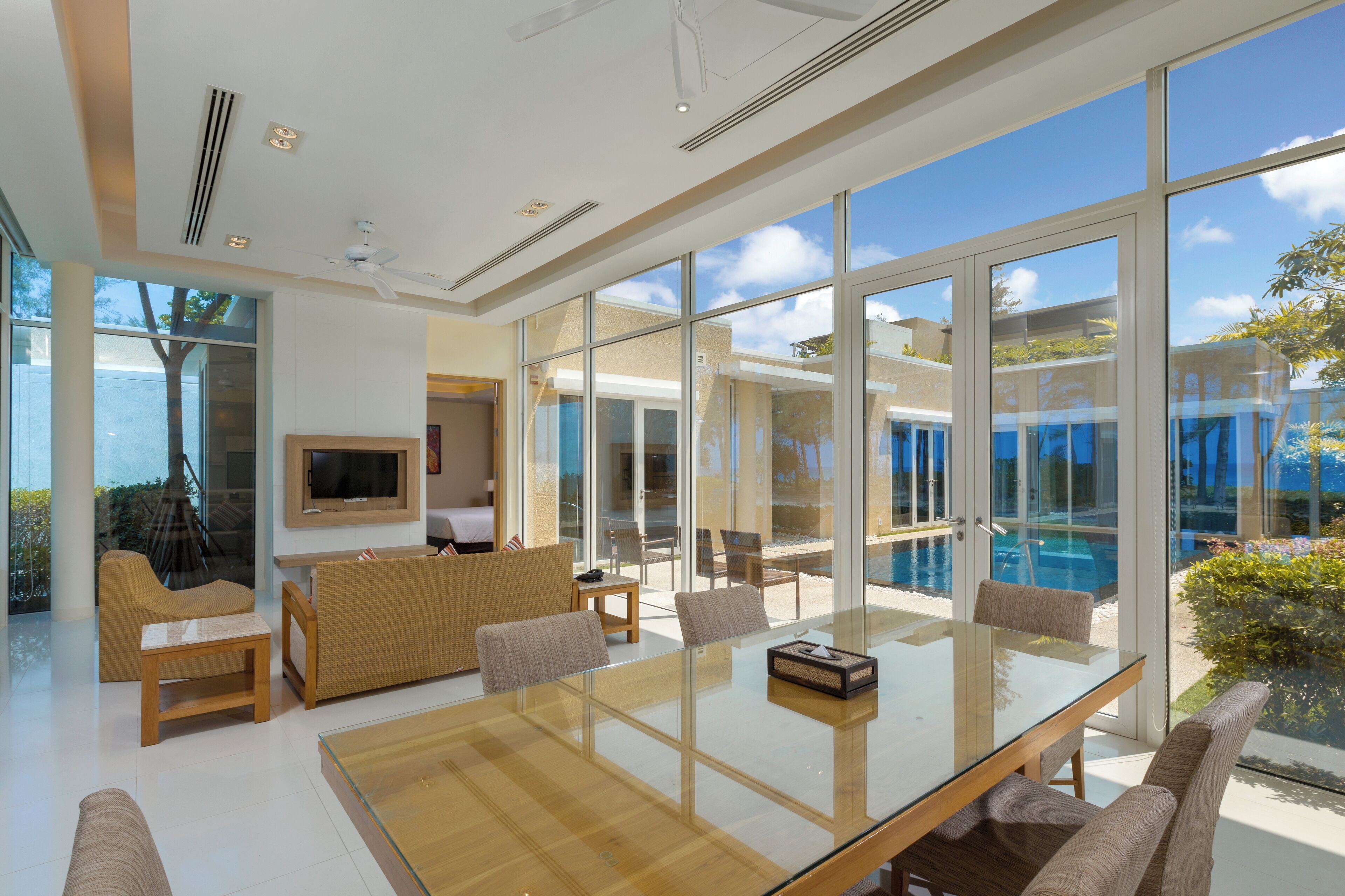 Villa Familiale, 3 chambres, vue partielle sur la mer | Coin séjour | TV connectée de 32 pouces avec chaînes par satellite