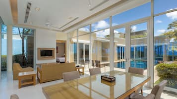 Villa Familiale, 3 chambres, vue partielle sur la mer | Coin séjour | TV connectée de 32 pouces avec chaßnes par satellite