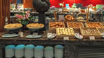 Petit déjeuner buffet servi tous les jours en supplément
