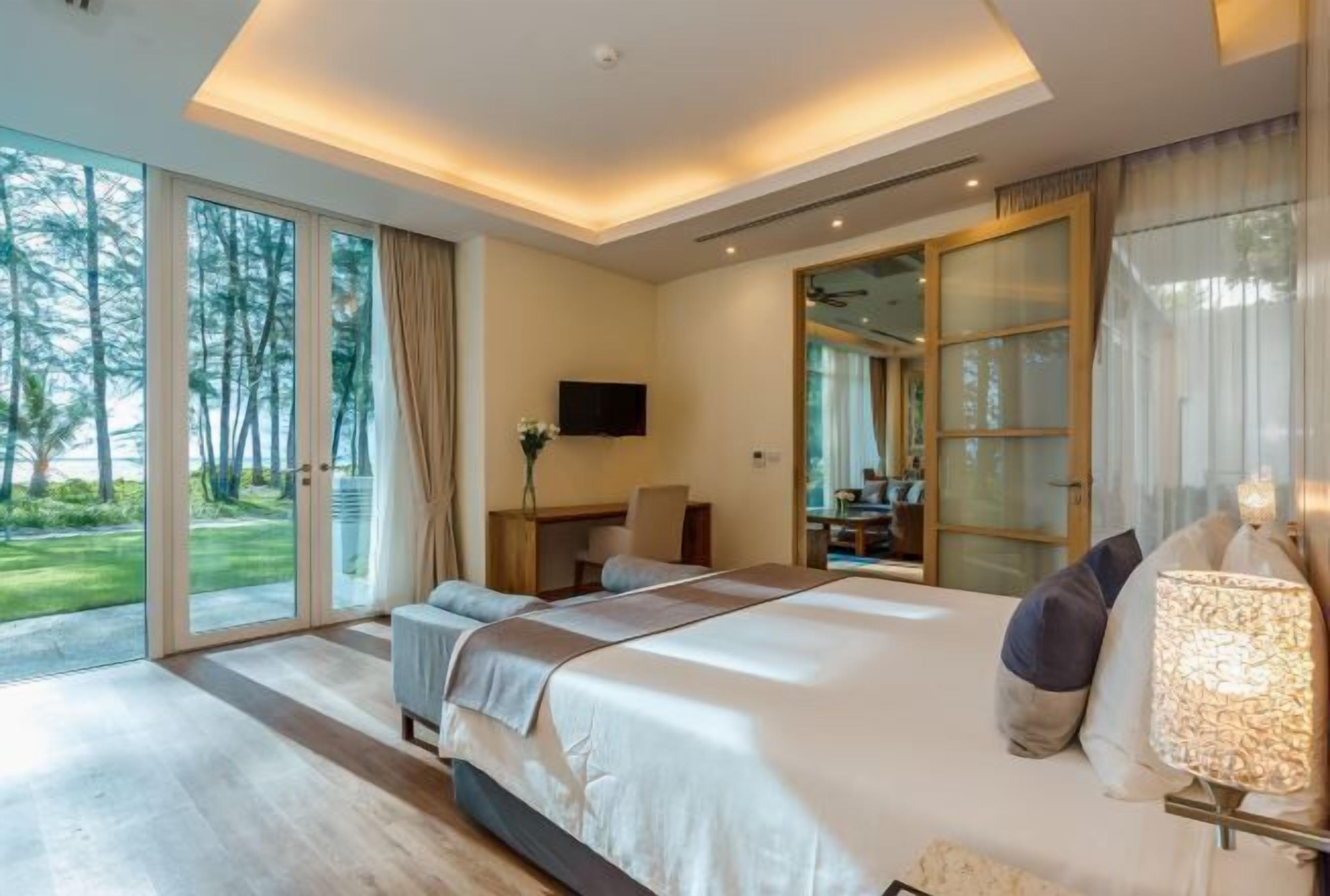 In-room safe, desk, blackout drapes, iron/ironing board