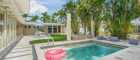 حمّام سباحة مُدفَّأ