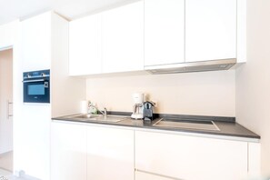 Kühlschrank, Mikrowelle, Ofen, Geschirrspüler