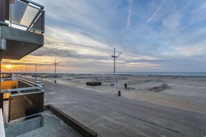 On the beach - Renovated flat suitable for 6 people. (Koksijde)
