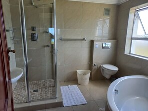 Shower, towels - milkwood beachfront  ! Family-sized apartment fully equipped kitchen  & balcony. (Jeffreys Bay)