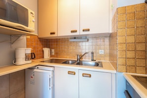 Réfrigérateur, micro-ondes, four, plaque de cuisson