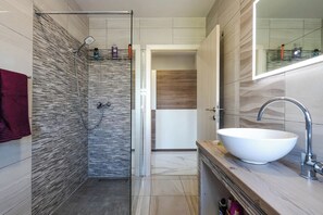 Shower, hair dryer - Villa Lily - Private Pool, Lovely Garden (Galižana)