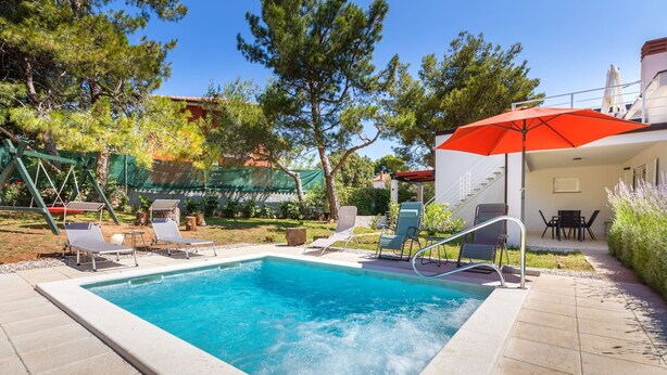 A rectangular swimming pool with a hot tub, surrounded by lounge chairs and an umbrella. - Villa Ziziphus - Private Pool with Jacuzzi (Premantura)