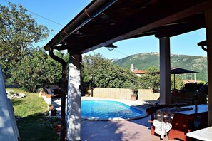 Outdoor dining - Apartment with Private Pool, Mountain View (Stepcici)