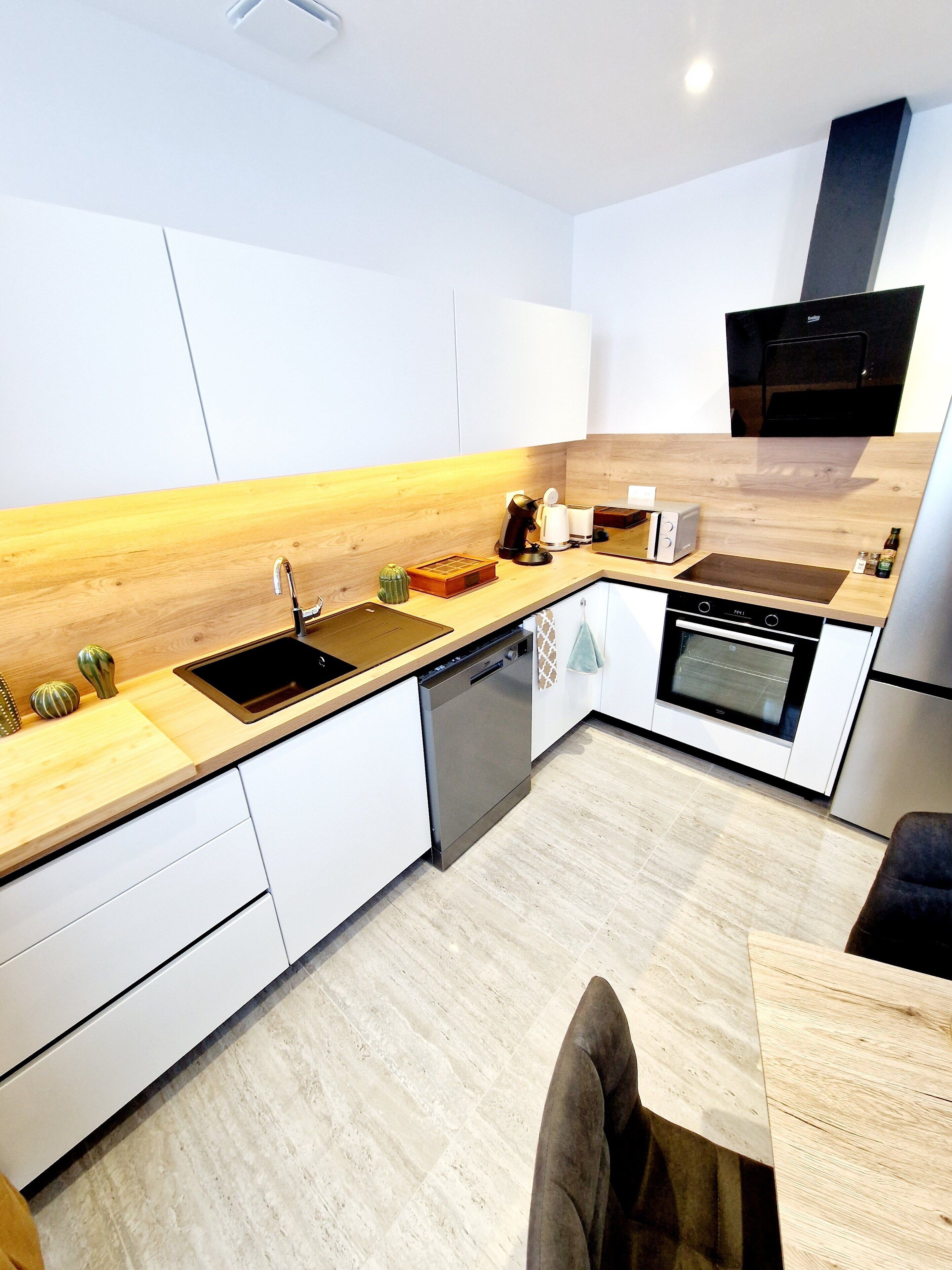 Kühlschrank, Mikrowelle, Ofen, Herdplatte