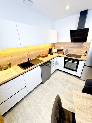 Frigorífico, microondas, horno y placa de cocina