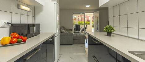 Een koelkast, een microgolfoven, een oven, een kookplaat