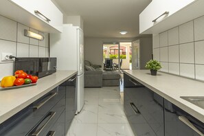 Frigorífico, microondas, horno y placa de cocina