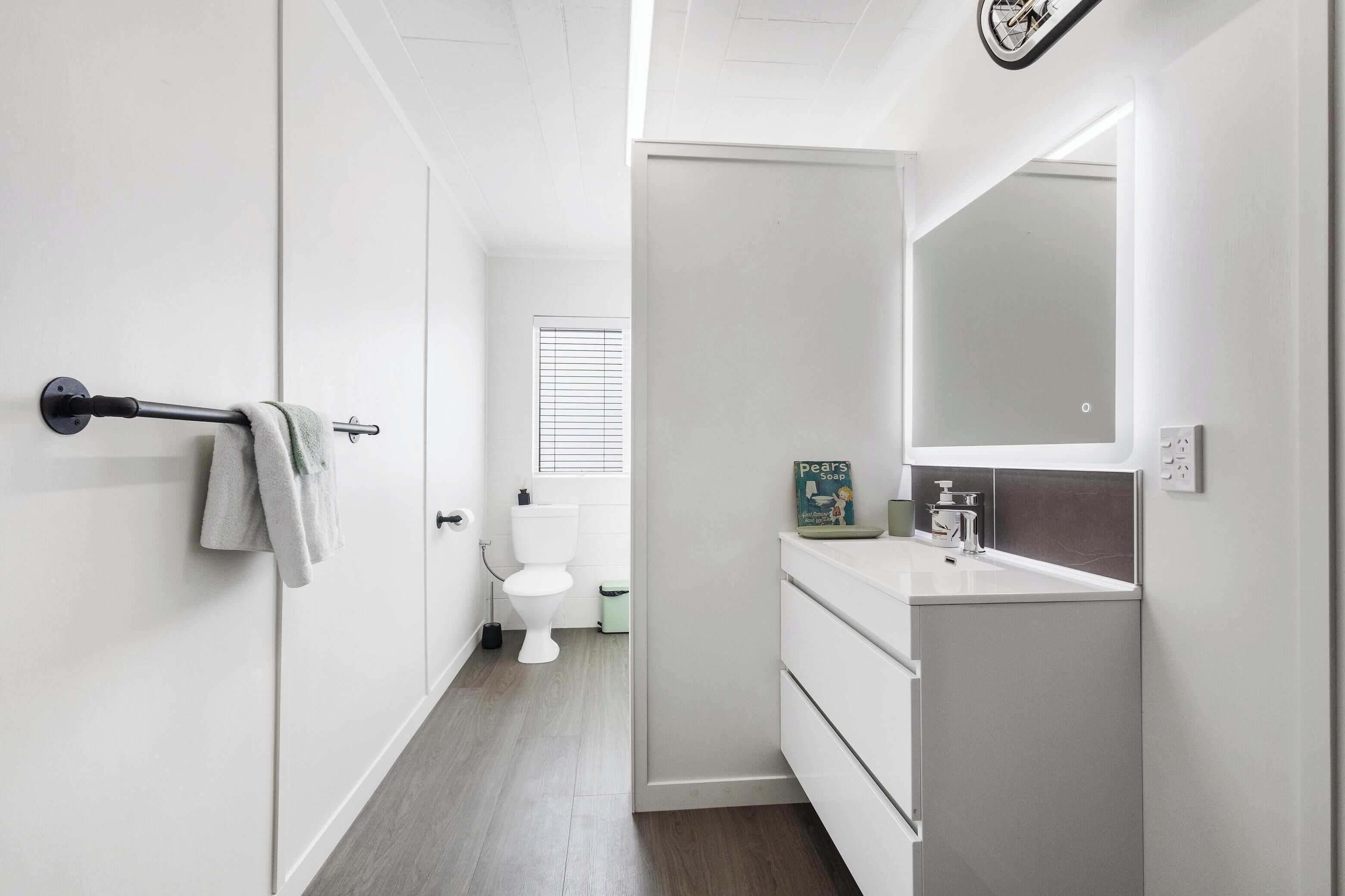 Regadera, secadora de cabello, toallas, jabón 