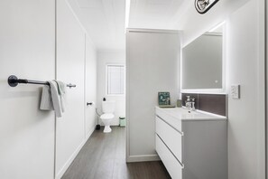 Dusj, hårføner, håndklær og såpe