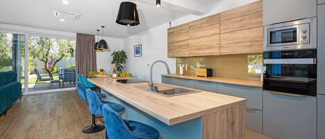 ثلاجة، ميكروويف، فرن، موقد طهي مسطح