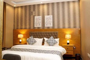 1 間睡房、書桌、床單