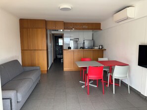 Interior - Studio terrace, beach access, sea view, near Monaco, greenery, quiet, 1900 villas (Cap d’Ail)