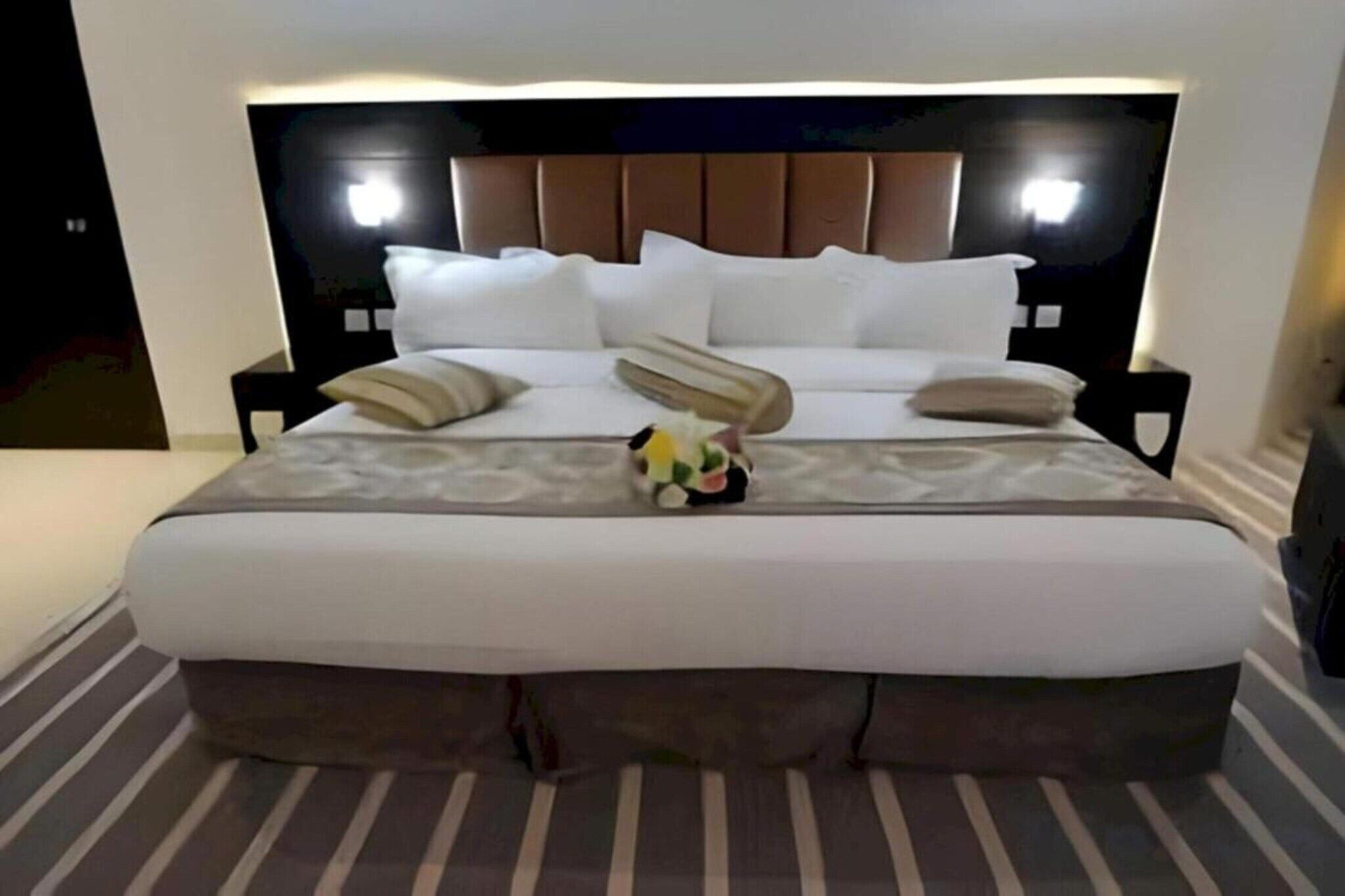 1 Schlafzimmer, Schreibtisch, Bettwäsche