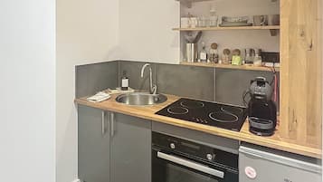 Fridge, oven, coffee/tea maker, cookware/dishes/utensils