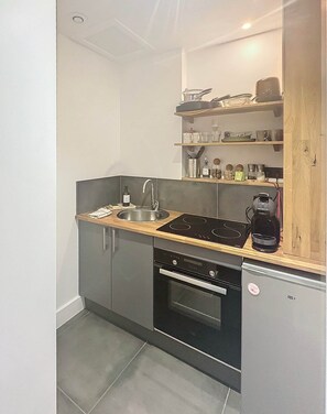 Kühlschrank, Ofen, Wasserkocher mit Kaffee-/Teezubehör