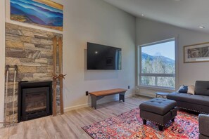TV, fireplace - Newly-built home by the beach (Central Kootenay)