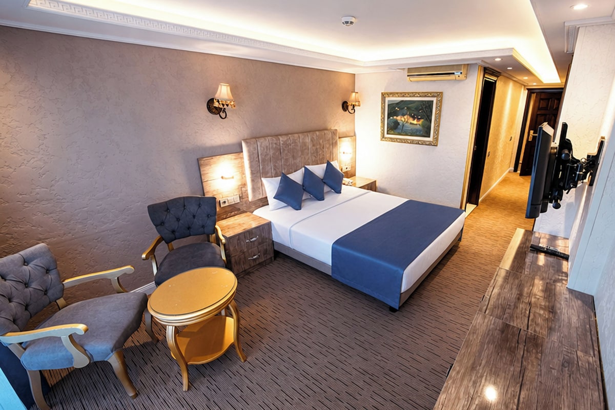 Junior Room, Balcony, Garden View | Tempur-Pedic beds, in-room safe, desk, laptop workspace
