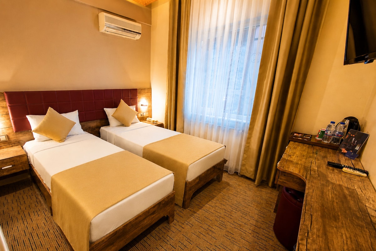 Economy Twin Room, City View | Tempur-Pedic beds, in-room safe, desk, laptop workspace