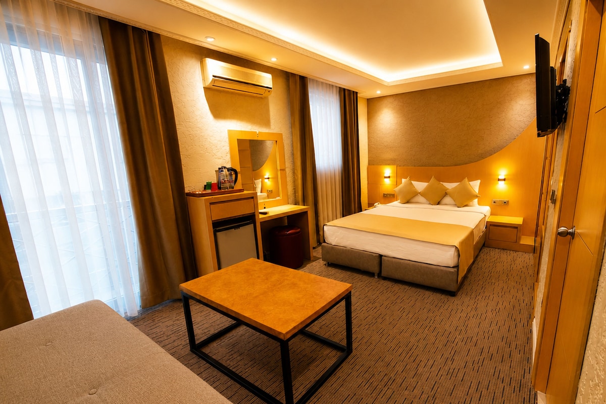 Deluxe Room, Courtyard View | Tempur-Pedic beds, in-room safe, desk, laptop workspace