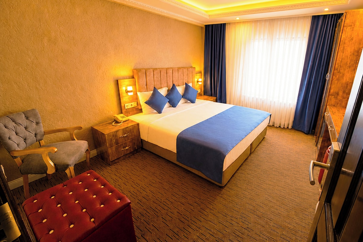 Standard Double Room, City View | Tempur-Pedic beds, in-room safe, desk, laptop workspace