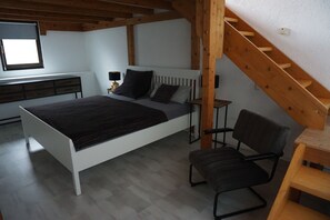2 bedrooms, desk, iron/ironing board, WiFi - The very special vacation apartment (Bingen am Rhein)