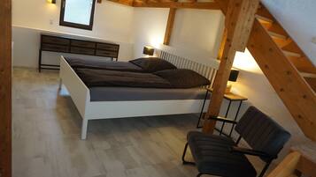 2 bedrooms, desk, iron/ironing board, WiFi