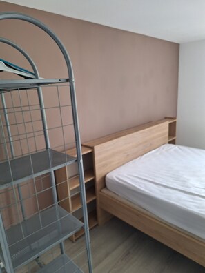 1 chambre, fer et planche Ă repasser