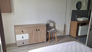 1 chambre, fer et planche Ă repasser