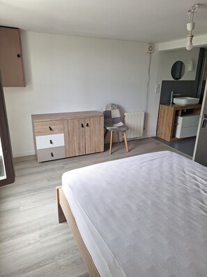 1 bedroom, iron/ironing board