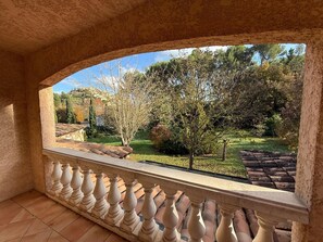 Property grounds - Cabriès: Family home in Provencal countryside, 20 min from Aix-en-Provence (Cabriès)