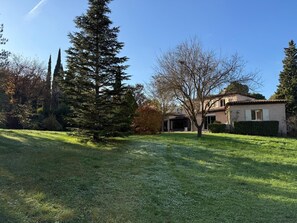 Property grounds - Cabriès: Family home in Provencal countryside, 20 min from Aix-en-Provence (Cabriès)
