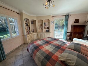 3 bedrooms, desk, travel crib, WiFi