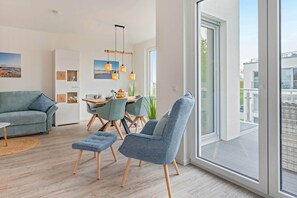 TV, tavolo da calcetto, tavolo da ping pong, libri