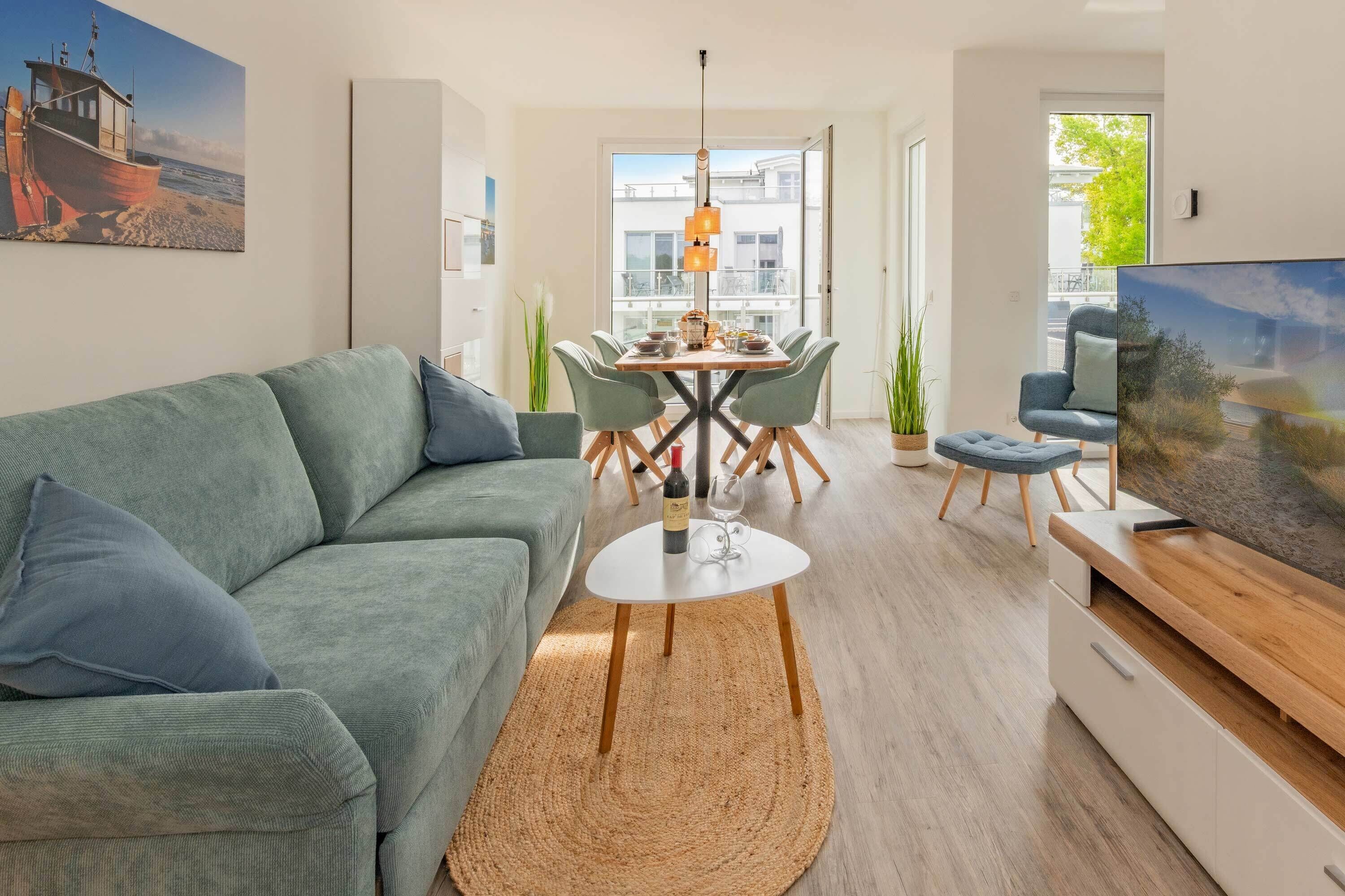 Télévision, baby-foot, table de tennis de table, livres