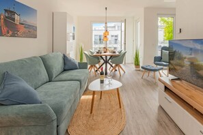 TV, tavolo da calcetto, tavolo da ping pong, libri