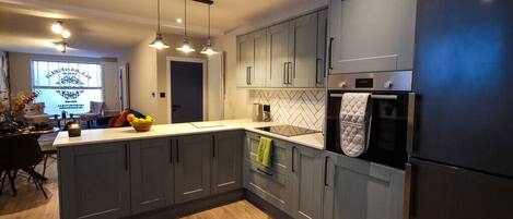 Kühlschrank, Mikrowelle, Ofen, Herdplatte