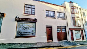 Un edificio con un letrero que indica M.L. Banfield & Sons Ltd. Tiene varias ventanas y una puerta.